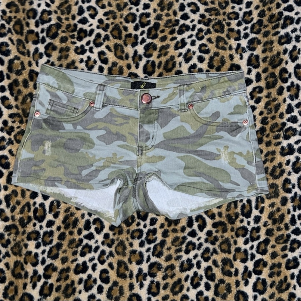 Y2k 2000’s camo army print shorts! So perfect for summer or even fall ;)